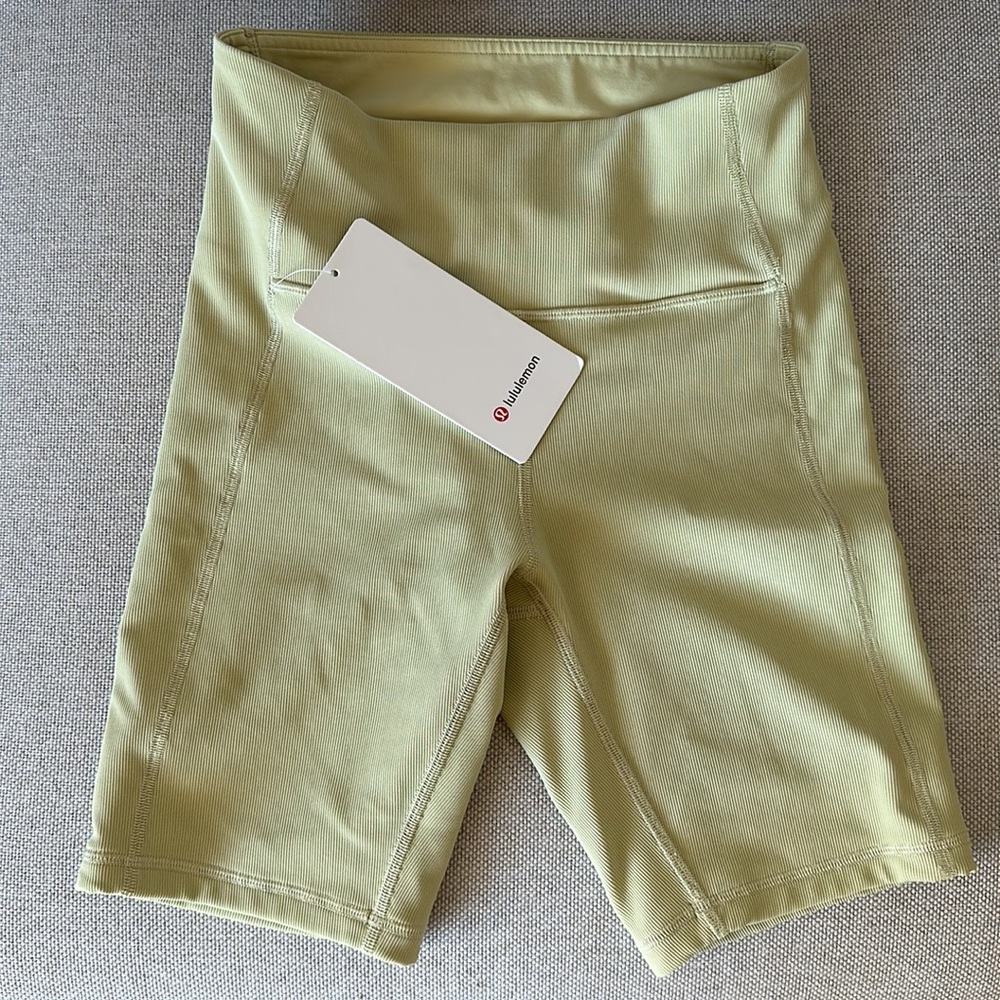 LULULEMON Ribbed Contoured High Rise Short 8” Size 6 NWT